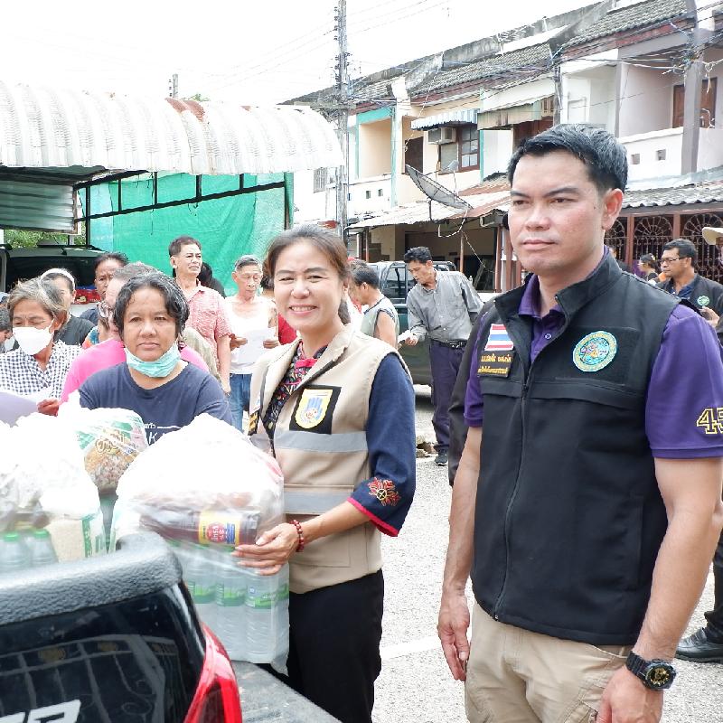 ลงพื้นที่มอบถุงยังชีพน้ำท่วมพื้นที่ตำบลบ้านเป็ด