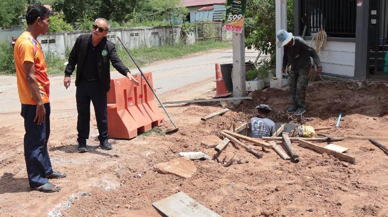 สำรวจโครงการวางท่อระบายน้ำและโครงการลงหินคลุกถนนลูกรังปรับเกรดถนน ในพื้นที่ตำบลบ้านเป็ด